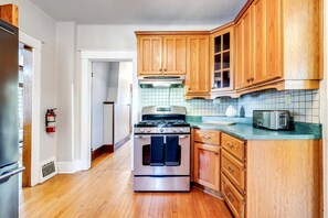 Fridge, microwave, oven, stovetop - Stone Farm Retreat with Foosball and Poker Table in Ontario (Kingsville)