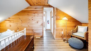 3 bedrooms, desk, iron/ironing board, WiFi - Picturesque Oceanfront Cottage with Hot-tub in Leamington, Ontario (Leamington)
