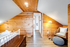 3 bedrooms, desk, iron/ironing board, WiFi - Picturesque Oceanfront Cottage with Hot-tub in Leamington, Ontario (Leamington)