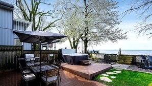 Outdoor dining - Picturesque Oceanfront Cottage with Hot-tub in Leamington, Ontario (Leamington)