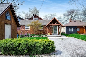 Exterior - Picturesque Oceanfront Cottage with Hot-tub in Leamington, Ontario (Leamington)