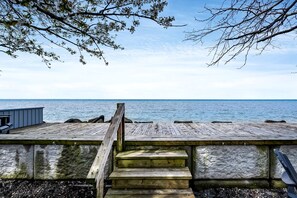 Property grounds - Picturesque Oceanfront Cottage with Hot-tub in Leamington, Ontario (Leamington)