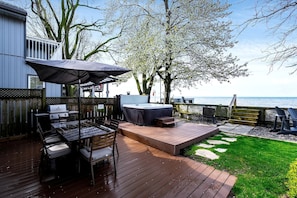 Outdoor dining - Picturesque Oceanfront Cottage with Hot-tub in Leamington, Ontario (Leamington)