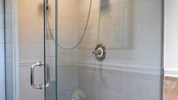 Whirlpool, Haartrockner, Handtücher, Seife