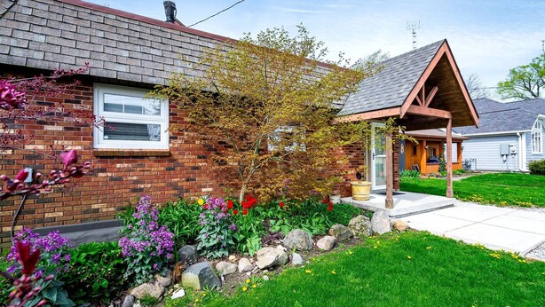 Exterior - Picturesque Oceanfront Cottage with Hot-tub in Leamington, Ontario (Leamington)