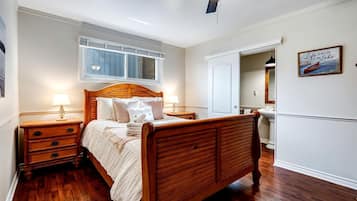 Desk, iron/ironing board, WiFi, bed sheets
