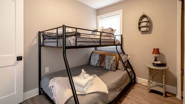 Room - Fantastic Cottage with Fire Pit and Hot-tub in Leamington, Ontario (Leamington)