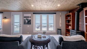 3 bedrooms, desk, iron/ironing board, WiFi