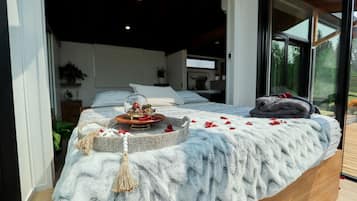 1 bedroom, desk, WiFi, bed sheets