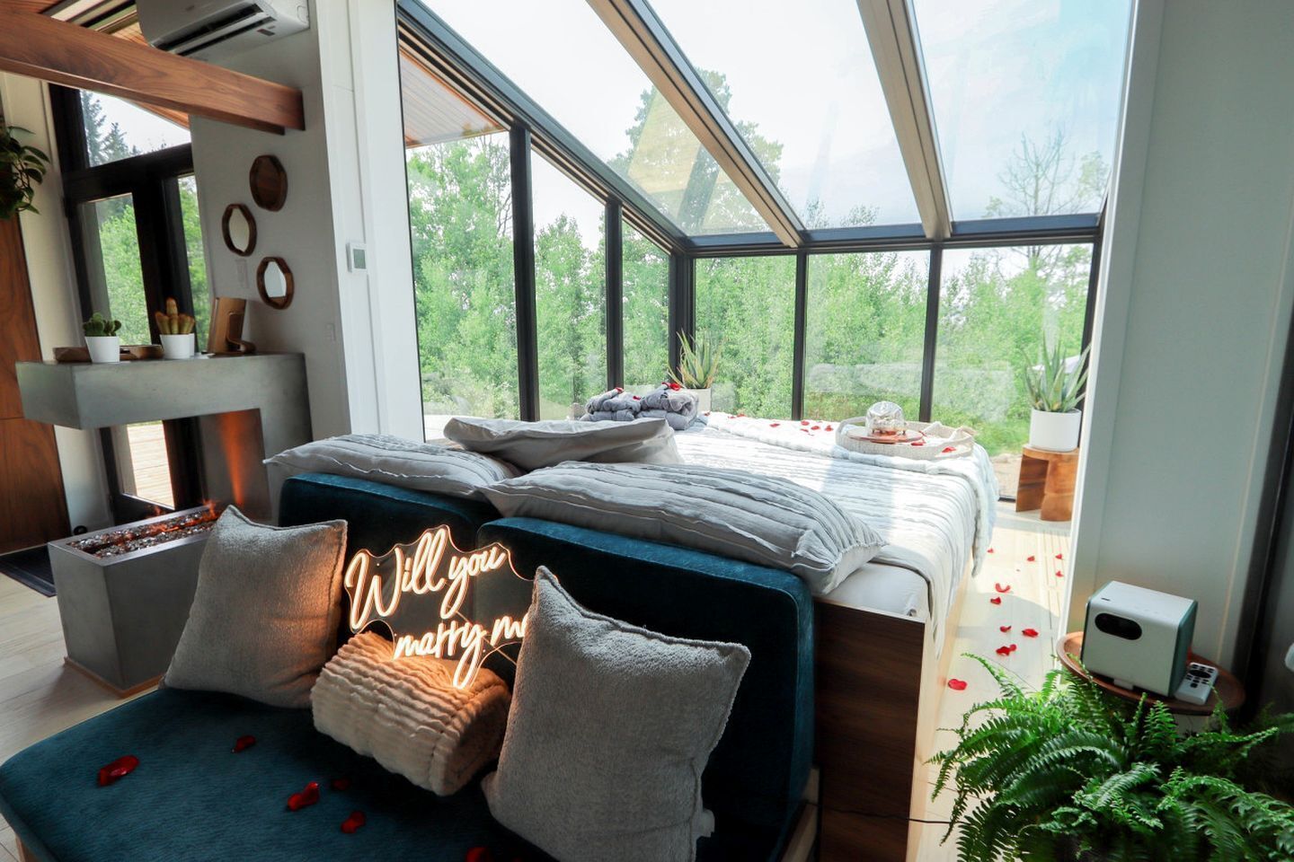 1 bedroom, desk, WiFi, bed sheets