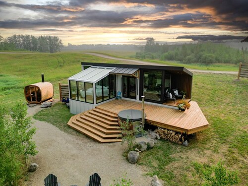 Luxurious Cabin with Outdoor Jacuzzi Great for Couples in Alberta