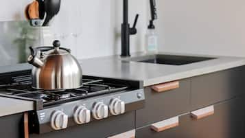 Coffee/tea maker, fridge, stovetop, electric kettle