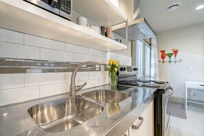Jääkaappi, mikroaaltouuni, uuni, liesi