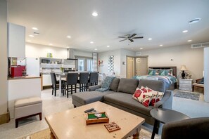 TV, fireplace - Charming Nature-Immersed Guest House with Relaxing Outdoor Lounge Area in Ontario, Canada (Leamington)