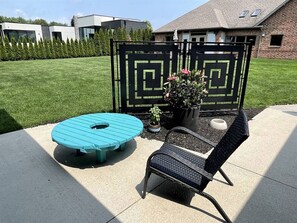 Property grounds - Charming Nature-Immersed Guest House with Relaxing Outdoor Lounge Area in Ontario, Canada (Leamington)