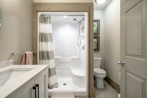 Hair dryer, towels - Charming Nature-Immersed Guest House with Relaxing Outdoor Lounge Area in Ontario, Canada (Leamington)