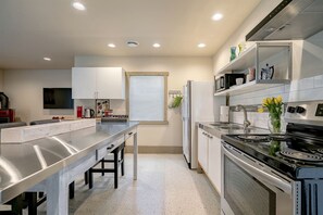 Fridge, microwave, oven, stovetop - Charming Nature-Immersed Guest House with Relaxing Outdoor Lounge Area in Ontario, Canada (Leamington)