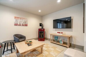 TV, fireplace - Charming Nature-Immersed Guest House with Relaxing Outdoor Lounge Area in Ontario, Canada (Leamington)