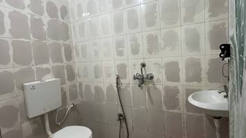 Standard Room | Bathroom | Shower, soap, shampoo