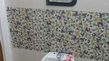 Deluxe Room | Bathroom | Shower, soap, shampoo