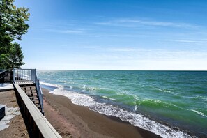 Beach - Gorgeous Cottage with Fire Pit and Nice Beach Vistas in Leamington, Ontario (Leamington)