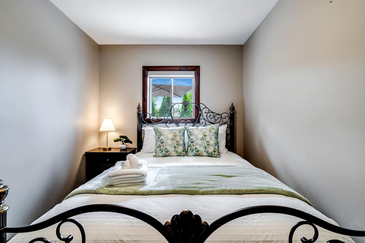 5 bedrooms, iron/ironing board, WiFi, bed sheets