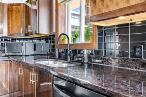 Wasserkocher mit Kaffee-/Teezubehör, Kühlschrank, Mikrowelle, Ofen