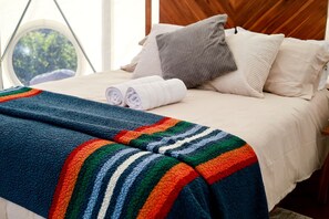 1 bedroom, WiFi, bed sheets - Luxurious Dome on Farm with Impressive Views at Splitrock Valley, California (Fallbrook)