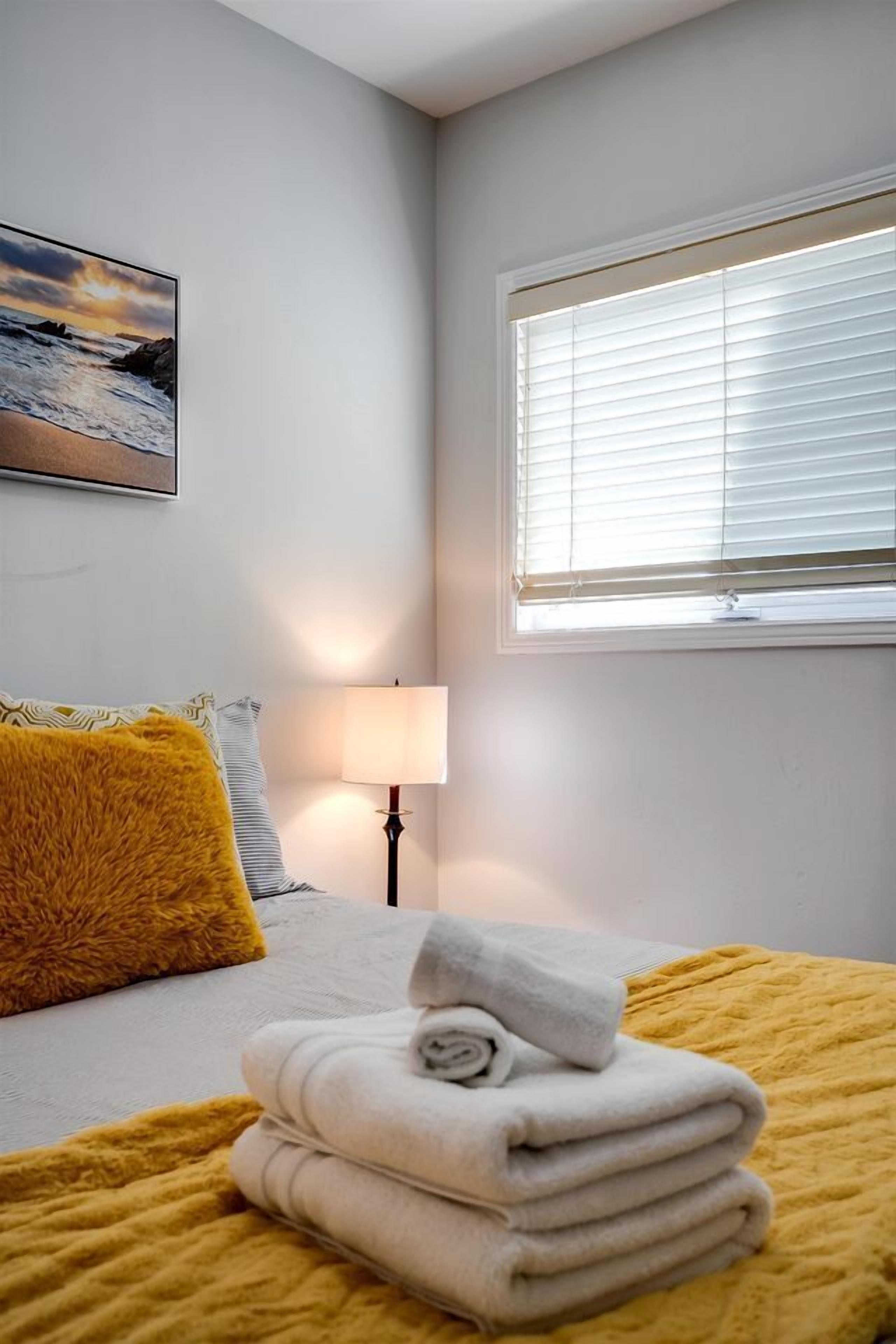 2 habitaciones, tabla de planchar con plancha, wifi y ropa de cama 