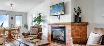 Cozy Cottage with Beautiful Views of Lake Erie from the Private Deck in Kingsville, Ontario