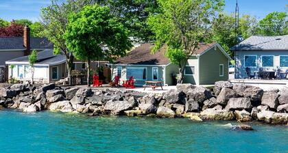 Cozy Cottage with Beautiful Views of Lake Erie from the Private Deck in Kingsville, Ontario