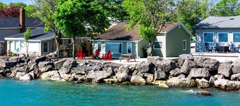 Cozy Cottage with Beautiful Views of Lake Erie from the Private Deck in Kingsville, Ontario