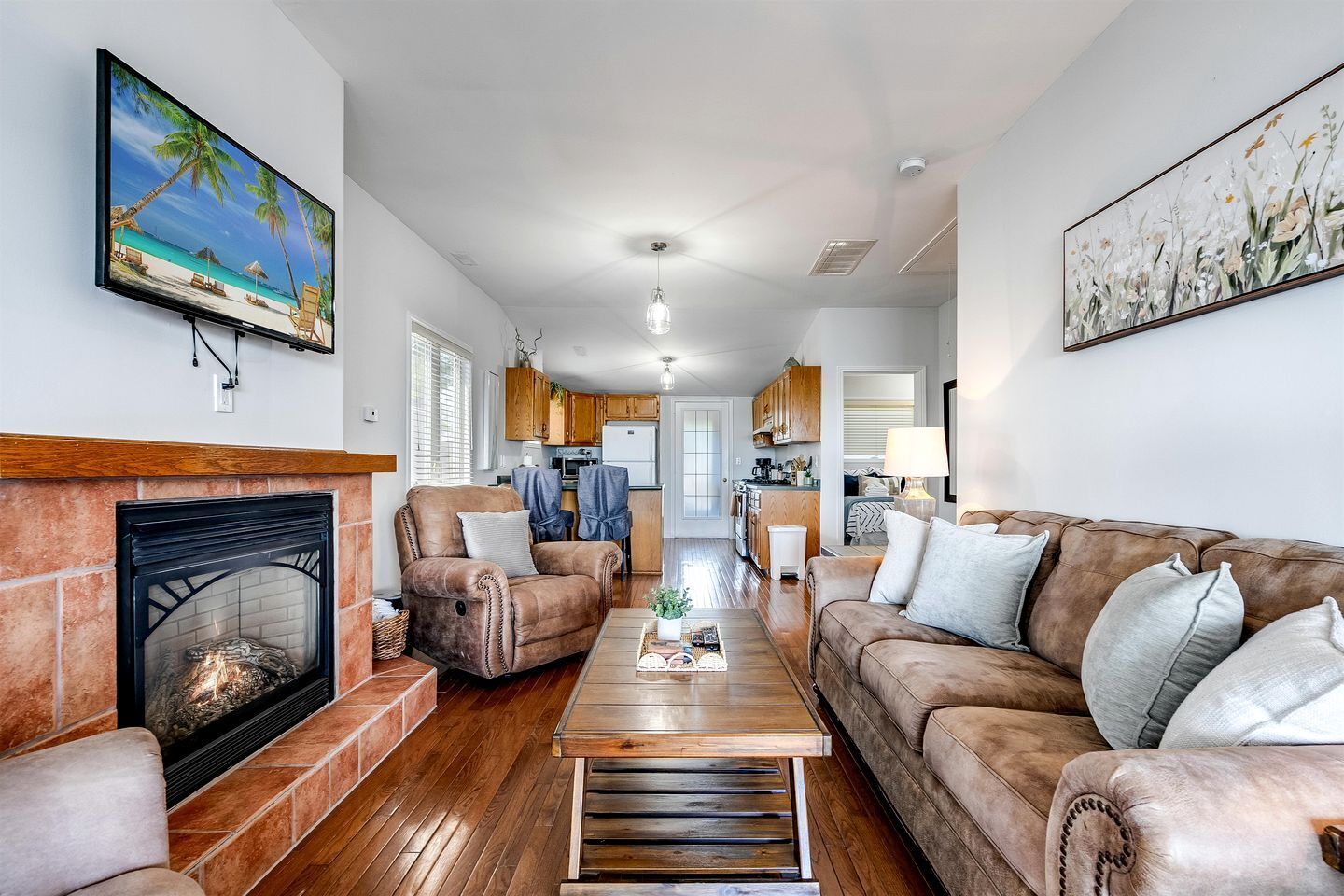 TV, fireplace