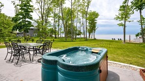Outdoor dining - Lakefront Paradise: Hot Tub, Kayaks & Family Fun in Wisconsin (Brussels)