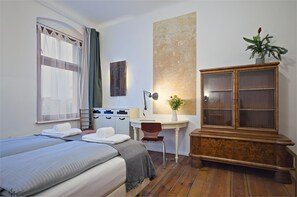 Tabla de planchar con plancha, wifi, ropa de cama