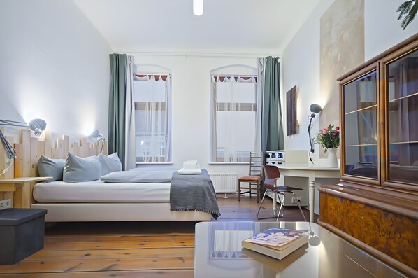 Tabla de planchar con plancha, wifi, ropa de cama