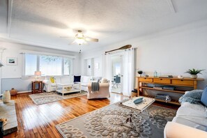 TV, fireplace, stereo