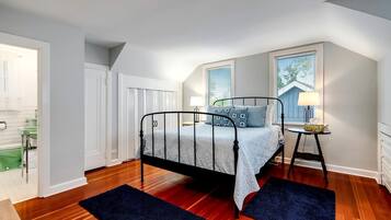 3 bedrooms, desk, iron/ironing board, travel crib