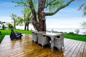 Outdoor dining - Peaceful Cottage with Hot-Tub and Breathtaking Views in Ontario (Leamington)