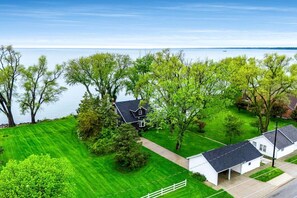 Exterior - Peaceful Cottage with Hot-Tub and Breathtaking Views in Ontario (Leamington)