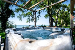Outdoor spa tub - Peaceful Cottage with Hot-Tub and Breathtaking Views in Ontario (Leamington)