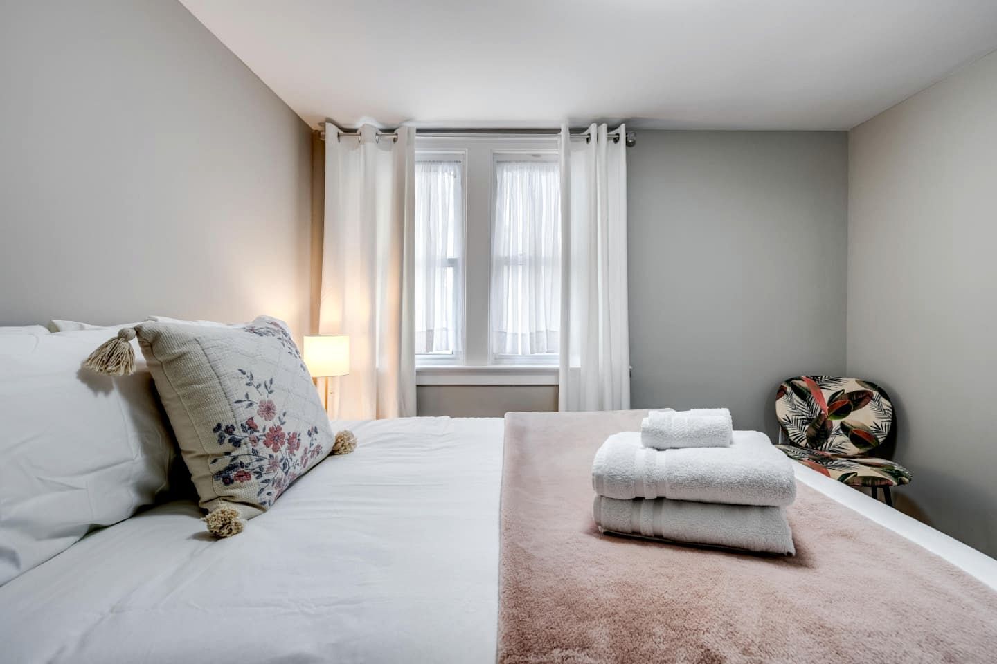 Desk, iron/ironing board, WiFi, bed sheets