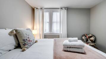 Desk, iron/ironing board, WiFi, bed sheets