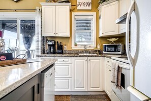 Fridge, microwave, oven, stovetop - Breathtaking Beachfront Cottage with Nice Sights in Leamington, Ontario (Leamington)