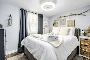 Desk, iron/ironing board, WiFi, bed sheets - Breathtaking Beachfront Cottage with Nice Sights in Leamington, Ontario (Leamington)