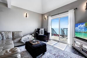 TV, fireplace, stereo - Charming Lakefront Vacation Rental on Lake Erie for a Memorable Family Escape in Leamington, Ontario (Leamington)
