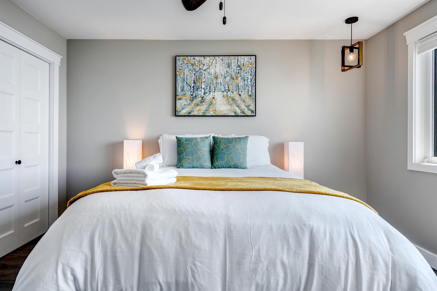 Desk, iron/ironing board, WiFi, bed sheets
