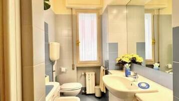 Bruser, hårtørrer, bidet, håndklæder