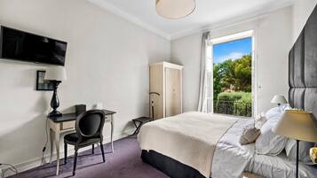 Camera Classic con letto matrimoniale o 2 letti singoli, vista giardino | Ferro/asse da stiro, Wi-Fi gratuito