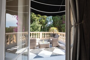 Suíte conforto, vista para o jardim | Terraço/pátio